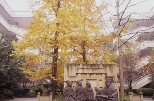 成都石室中学(剑桥国际高中)校园塑像