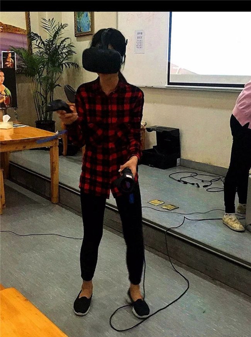 天府新区麓山国际光亚学校VR教学