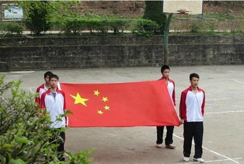 营山县回龙中学升旗仪式