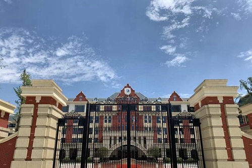 彭州市博骏学校校门