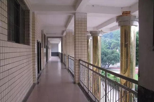 蓬安县徐家中学教室走廊