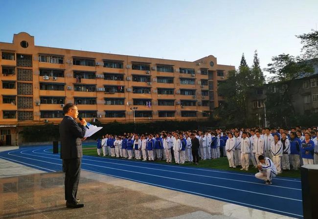 成都市田家炳中学升旗仪式