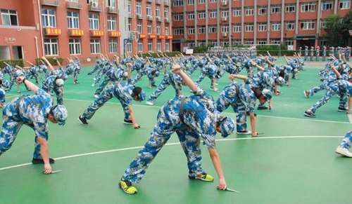 四川师范大学附属中学外国语学校匕首操