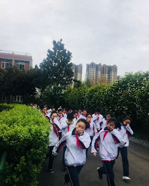 四川师范大学附属中学外国语学校消防疏散演练3