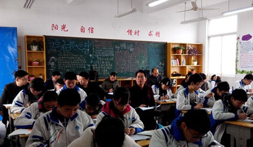 南部县东坝中学上课时