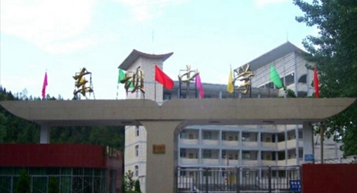 南部县东坝中学校门