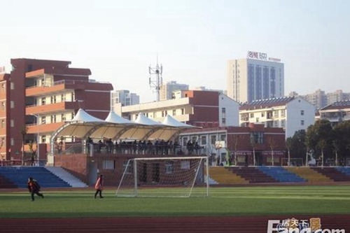 南部大桥中学操场