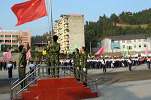 南部县优虎中学升旗仪式