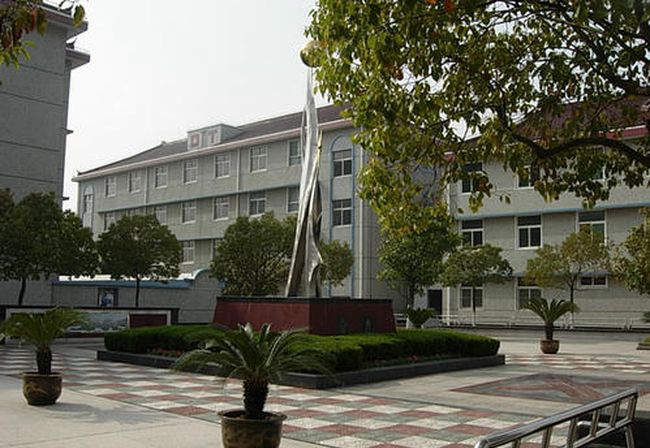 嘉陵区大通中学学校标志