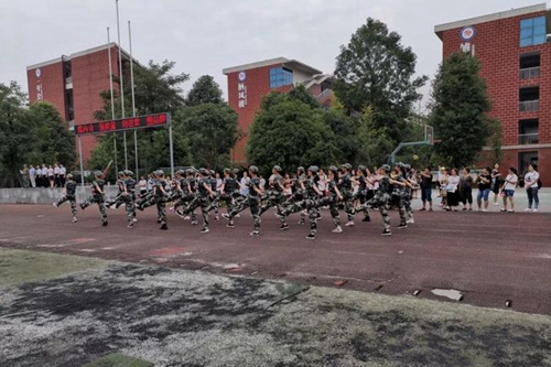 成都经开区实验中学检阅军训
