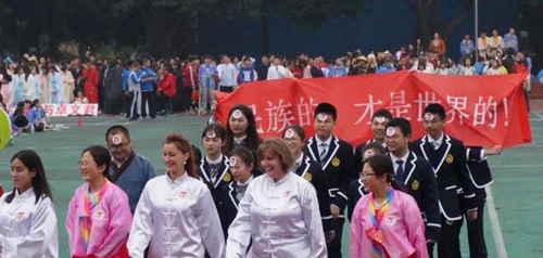 四川师范大学实验外国语学校国际部校运会开幕式表演5