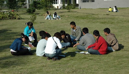 四川旅游学院校园草坪