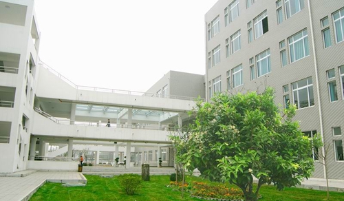 四川旅游学院教学楼一角