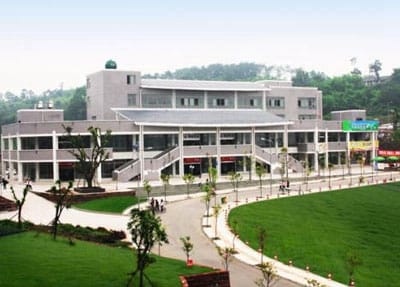 西安外事学院医学院学费?报名费多少钱？